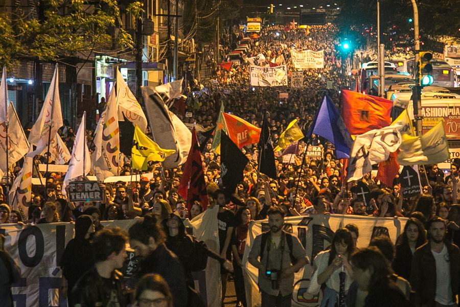 Primeiro ato contra a consumação do golpe reuniu milhares de pessoas em Porto Alegre na noite desta quarta-feira. (Foto: Guilherme Santos/Sul21)