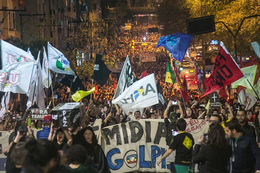 Multidão tomou conta da avenida João Pessoa em protesto contra golpe parlamentar consumado no Congresso Nacional. (Foto: Guilherme Santos/Sul21)