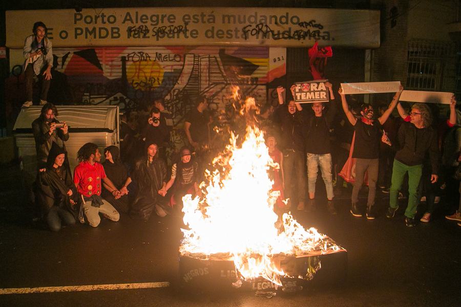 31/08/2016 - PORTO ALEGRE, RS - Primeiro ato contra Michel Temer e o golpe após o impeachment de Dilma. Sede do PMDB foi queimado e polícia revidou com bombas de gás. Foto: Guilherme Santos/Sul21