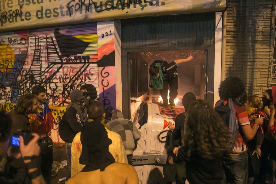 Sede do PMDB foi alvo de protesto ao longo da caminhada. Um Container de lixo foi lançado para dentro da sede, aos gritos de "lixo, lixo" (Foto: Guilherme Santos/Sul21)