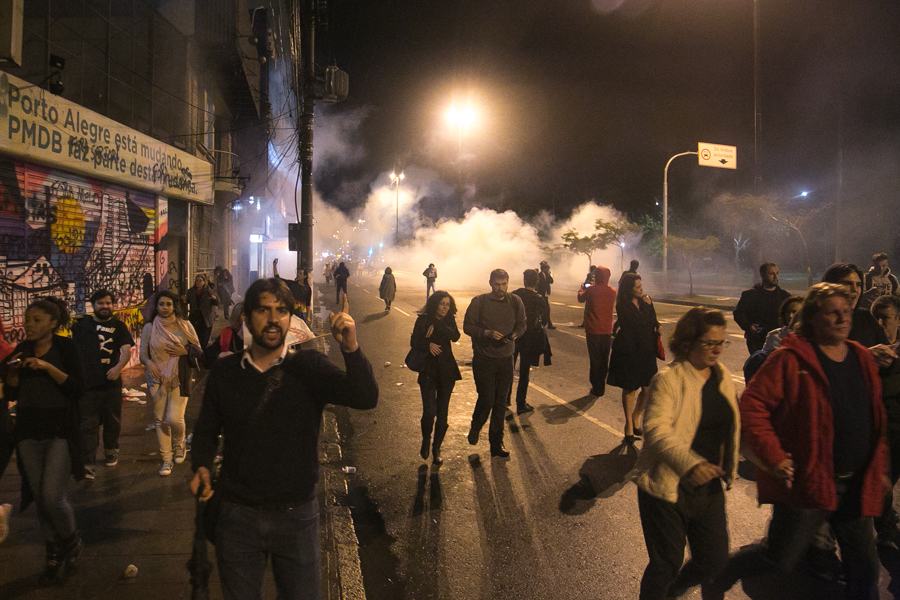 Após protestos em frente à sede do PMDB e da RBS, Brigada Militar lançou bombas de gás de balas de borracha contra manifestantes. (Foto: Guilherme Santos/Sul21)