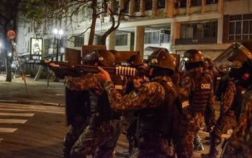 A repressão da PM continuou durante a noite contra manifestantes que se espalharam pelo centro da cidade. TUANE FERNANDES / MÍDIA NINJA 