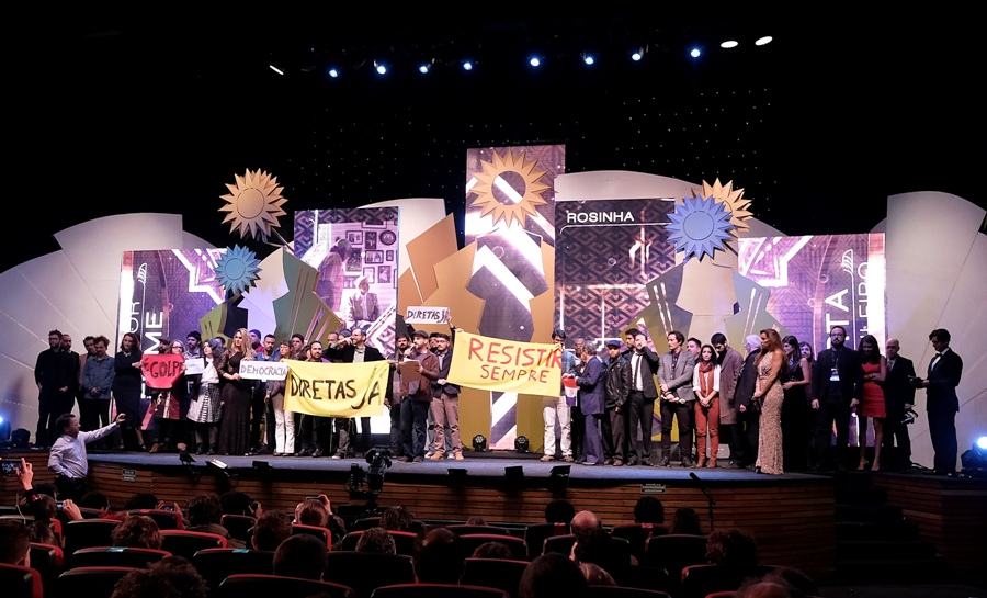 Elenco do curta Rosinha fez uma forte manifestação política no palco do festival | Foto: Edison Vara/Pressphoto