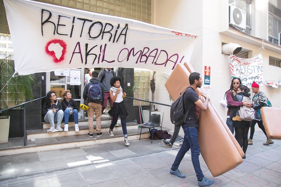 30/09/2016 - PORTO ALEGRE, RS - Movimento Balanta tem suas reivindicações sobre as cotas aceitas pela ufrgs e desocupa reitoria. Foto: Guilherme Santos/Sul21
