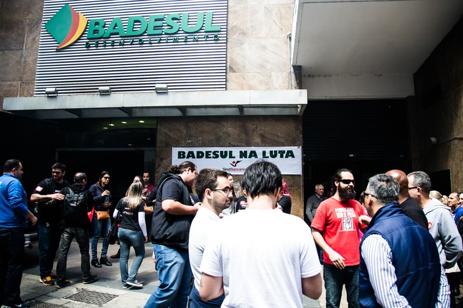 30/09/2016 - PORTO ALEGRE, RS - Bancários se reúnem em frente à sede do Badesul em um ato de solidariedade em defesa do Badesul público. Foto: Maia Rubim/Sul21