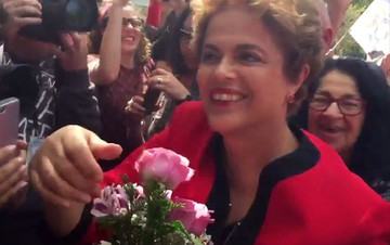 Na saída do local de votação, militantes fizeram corredor humano para saudar ex-presidenta Dilma | Reprodução/Twitter