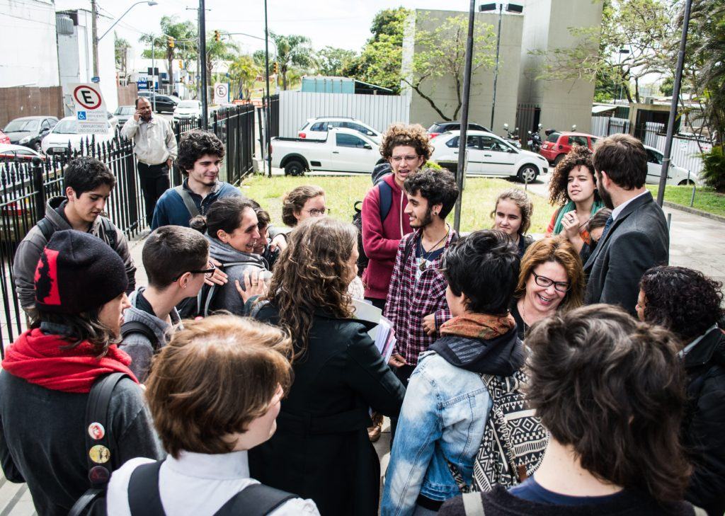 Estudantes e apoiadores fizeram vigília durante a audiência | Foto: Otávio Tinoco