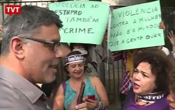 Frota chegou fazendo provocações às manifestantes que o esperavam na entrada do Fórum, no centro de SP. REPRODUÇÃO/TVT 
