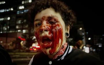 Deborah Fabri, no momento, em que foi atingida por estilhaços de bomba atirada pela PM, em um protesto. MEL COELHO/MAMANA FOTO COLETIVO 