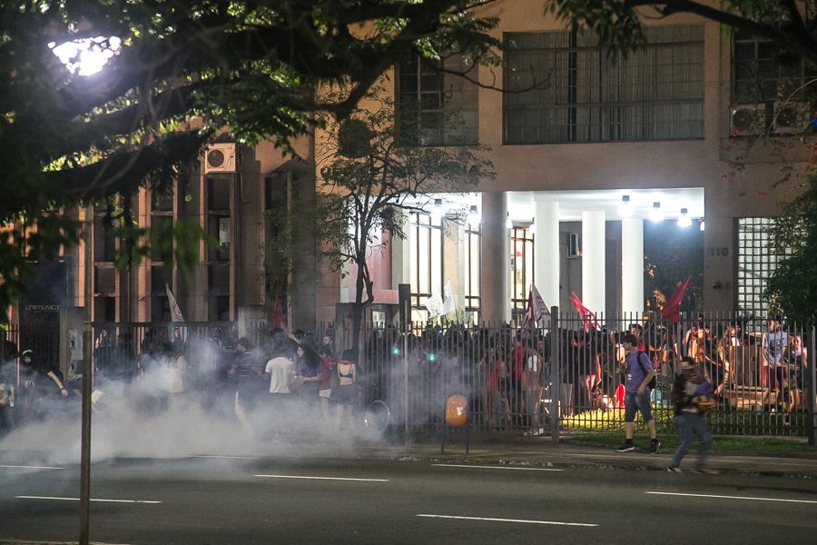 Reitoria da UFRGS também foi alvo de bombas de gás da Brigada Militar, na manifestação contra a PEC 241, realizada segunda-feira (24). (Foto: Guilherme Santos/Sul21)