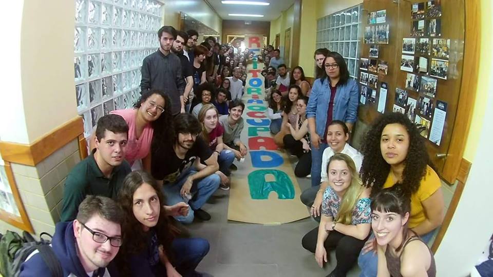 Após 11 dias de ocupação, estudantes comemoram acordo que impediu demolição de boa parte de seu espaço de convivência. (Foto: Facebook/Reprodução)