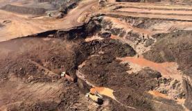Uma barragem pertencente à mineradora Samarco se rompeu no distrito de Bento Rodrigues, zona rural a 23 quilômetros de Mariana, em Minas Gerais, e inundou a região. |Foto: Corpo de Bombeiros/MG - Divulgação