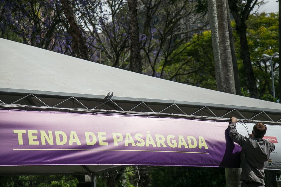Até dia 15 de novembro, haverá uma programação diversificada nas tendas espalhadas pela Praça da Alfândega | Foto: Guilherme Santos/Sul21