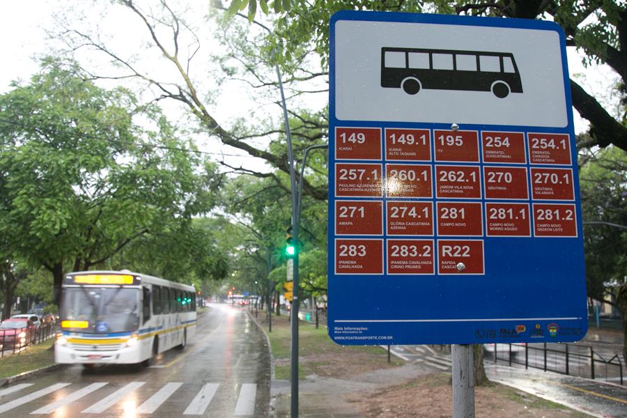 01/11/2016 - PORTO ALEGRE, RS - Placas de ônibus recebem adesivos das linhas que passam nas paradas. Foto: Guilherme Santos/Sul21
