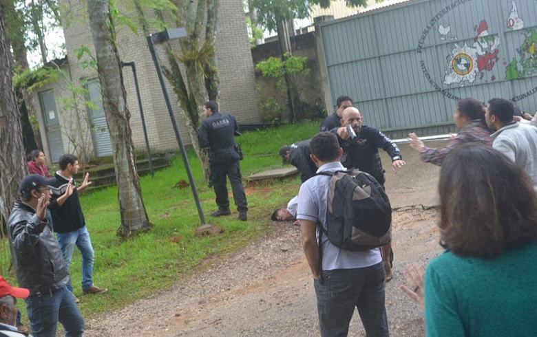 Com armas em punho e atirando, policiais invadiram escola do MST sem mandado | Foto: MST