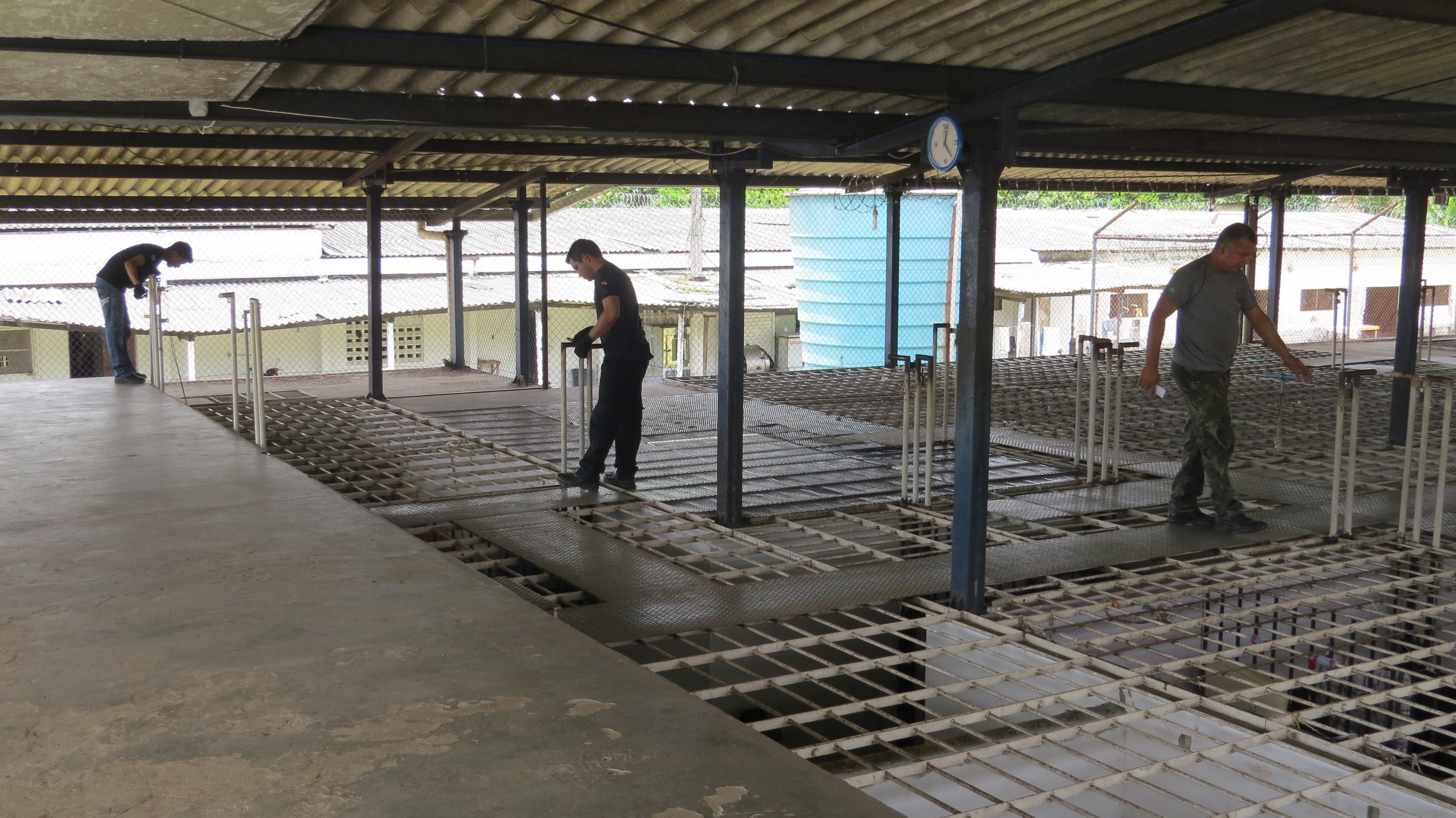 Agentes penitenciários trabalhando com presos mantidos em contêineres em Belém do Pará. A estrutura proposta no RS é similar (Foto: Divulgação/Pastoral Carcerária)