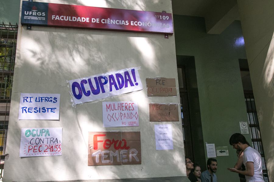 Ocupação da FCE iniciou dia 7 de novembro, mantendo uma agenda de atividades, debates e mobilização dentro do prédio contra a PEC 2411-55. (Foto: Guilherme Santos/Sul21)