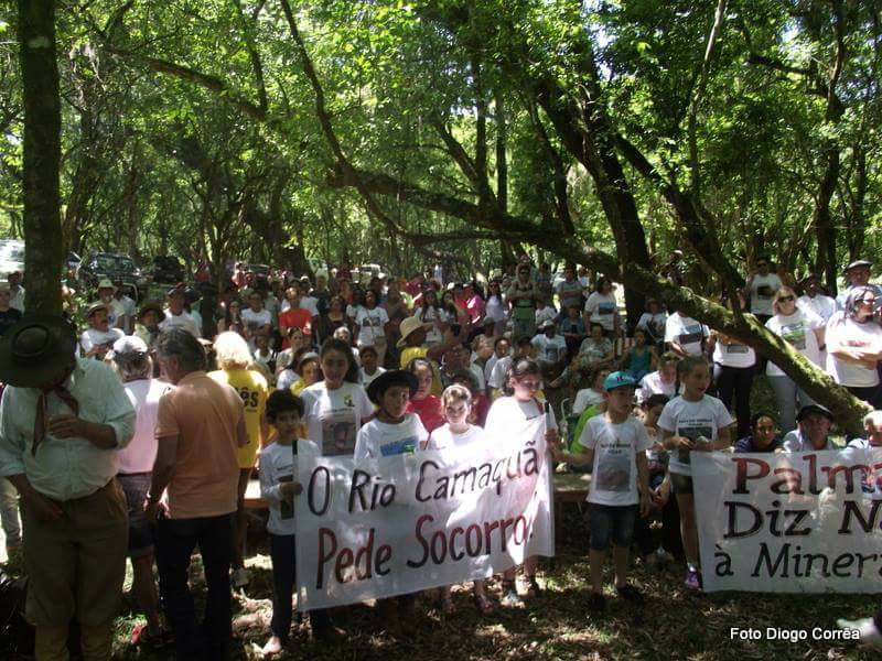 No dia 6 de novembro, mais de 400 pessoas participaram, na localidade de Palmas, de um ato em defesa do rio Camaquã. (Foto: Reprodução/Facebook - União Pela Preservação rio Camaquã/Palmas)