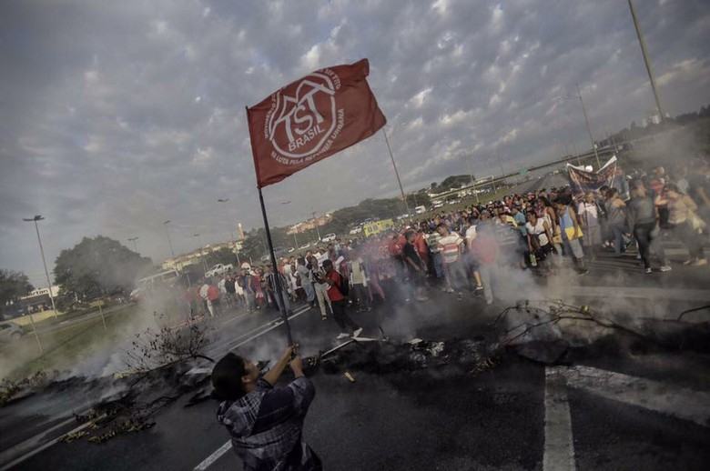 Integrantes do MTST protestam contra a PEC do Fim do Mundo na Via Anchieta, em São Paulo. NINJA 