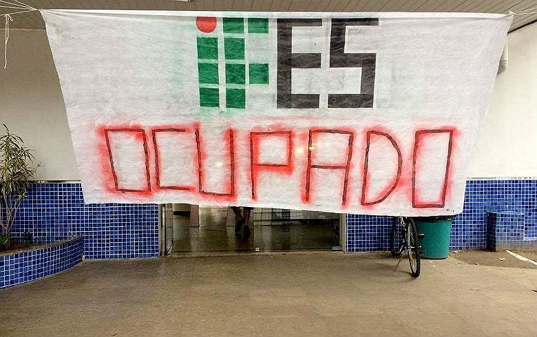 Escola de São Mateus, no Espírito Santo, segue ocupada, na resistência aos retrocessos na educação propostos pelo governo Temer (Foto: Reprodução/RBA)