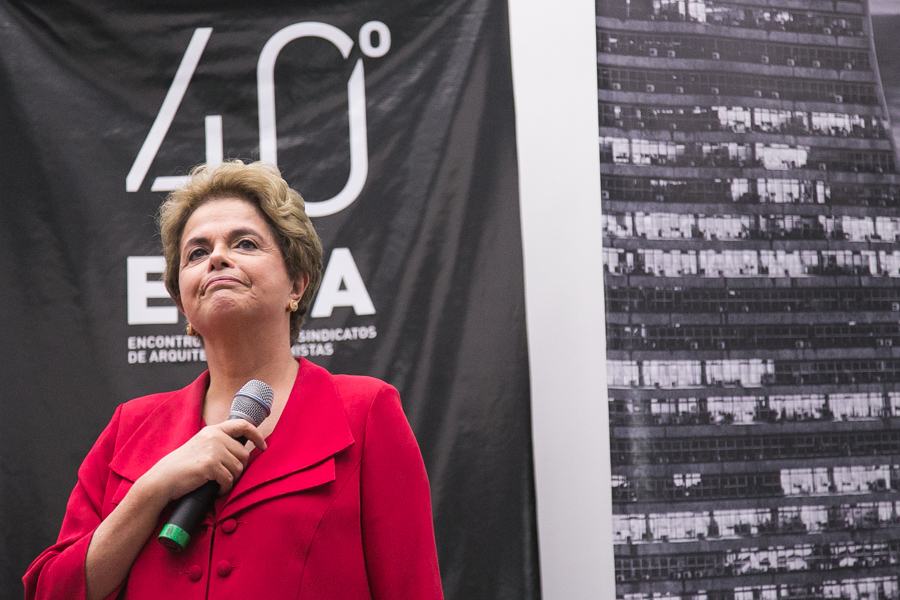 17/11/2016 - PORTO ALEGRE, RS - Ex-presidenta Dilma Rousseff e Olívio Dutra participam do 40º Encontro Nacional dos Sindicatos de Arquitetos e Urbanistas, na Federação Gaúcha de Futebol. Foto: Guilherme Santos/Sul21