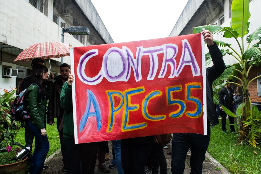 18/11/2016 - PORTO ALEGRE, RS - Reitoria se reúne no ILEA, Campus do Vale, com estudantes que ocupam prédios da UFRGS. Foto: Maia Rubim/Sul21