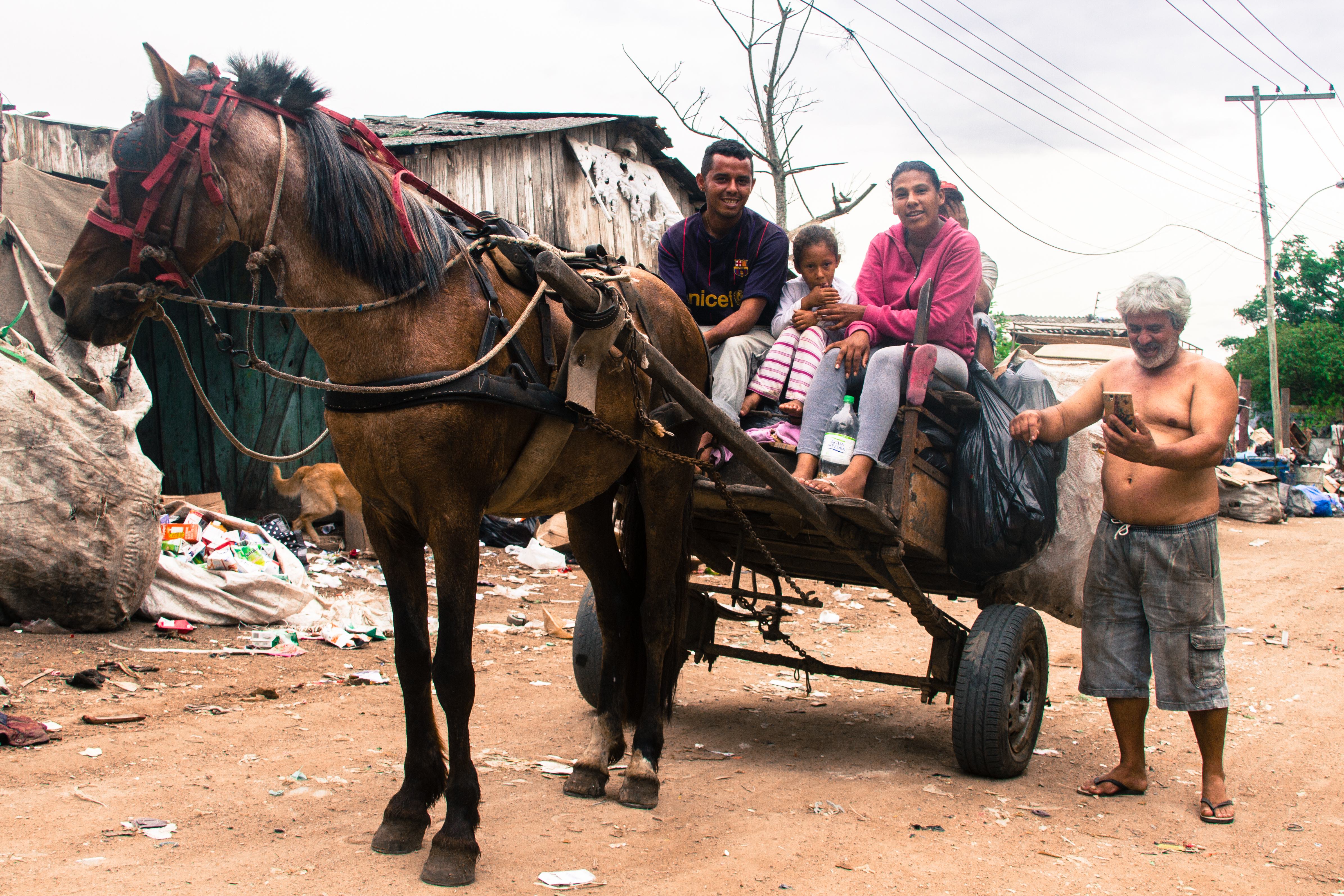  Filhos da dona Ivone e o carroceiro Vavá, afirmam que pretendem continuar na atividade. Foto: Jonas Lunardon 