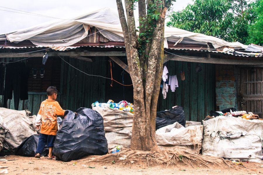 Para muitas famílias da Vila Dique a fonte de renda é o lixo | Foto: Jonas Lunardon