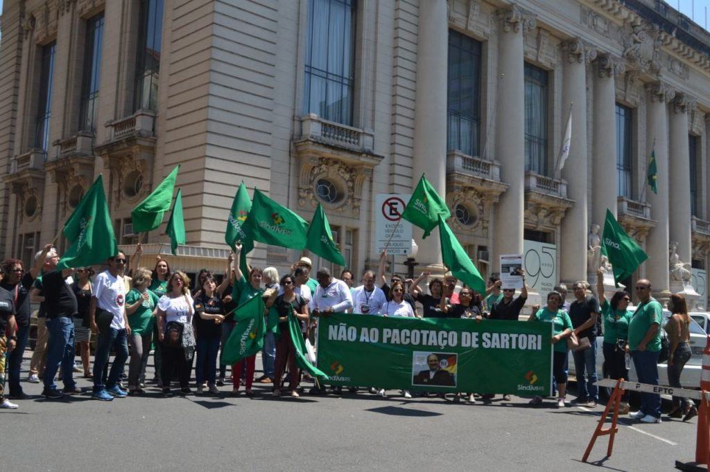 Categoria realizou paralisações em Comarcas de todo o Estado e promoveu protesto em frente ao Palácio Piratini. (Foto: Divulgação/SindjusRS)