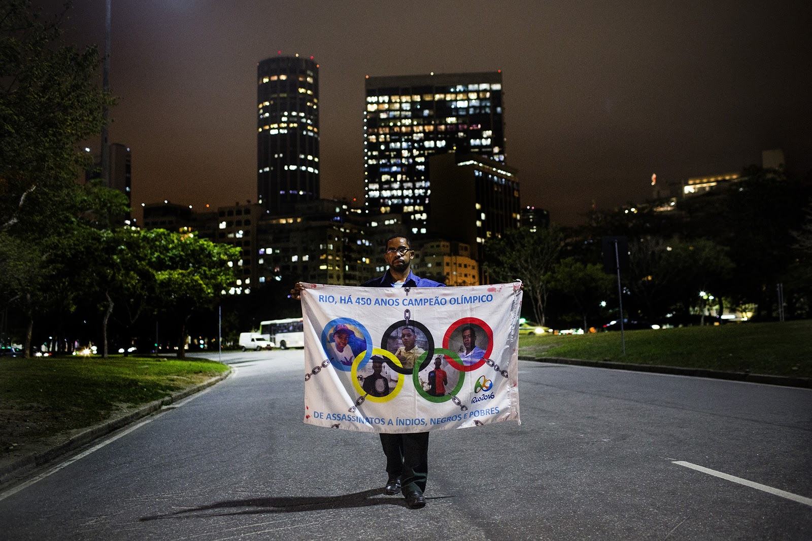Carlos do Carmo com a bandeira que se converteu no símbolo da luta contra o genocídio dos jovens (Foto: Alejandro Olivares/Agência Pública) 