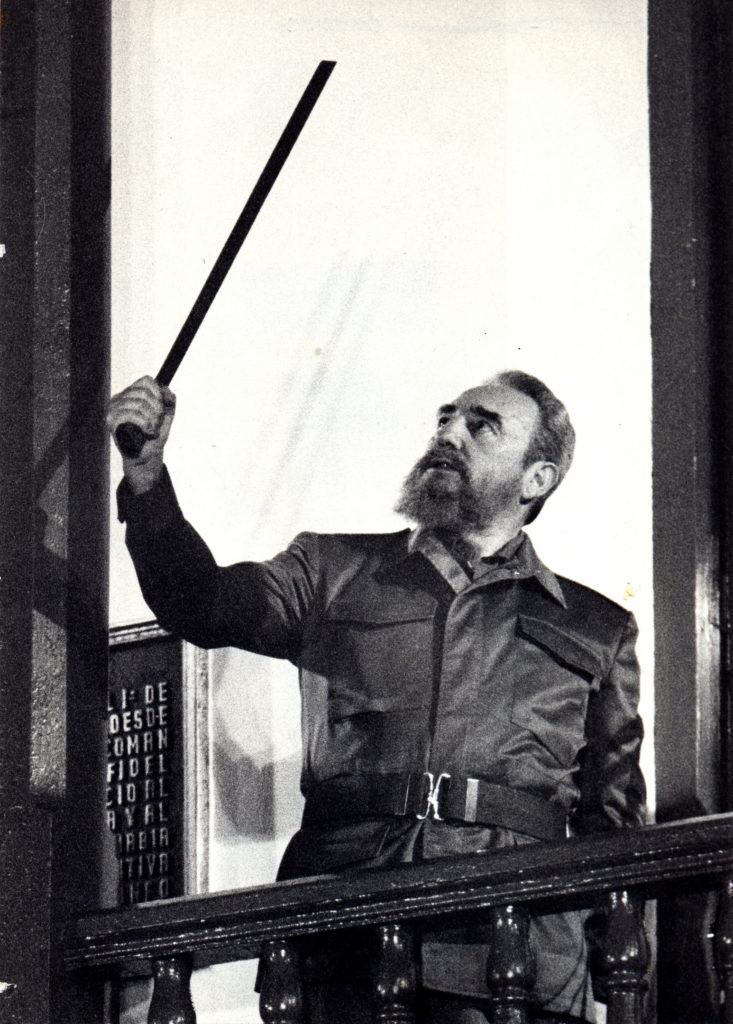 Fidel machete de Maceo, ato no 35º aniversário da Revolução. Foto: Ismael Francisco (1/1/1994)