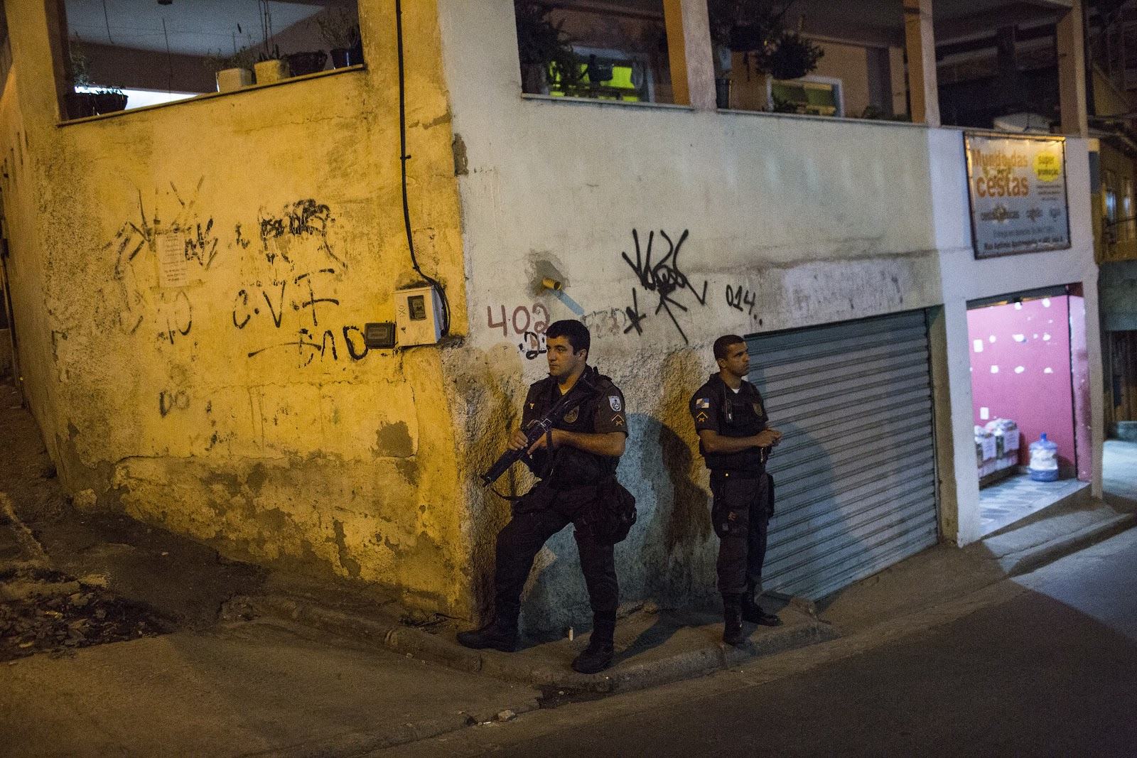 Elaborado pelo núcleo de psicólogos da PM-RJ, o ranking sobre os efetivos que mais atiram no Rio de Janeiro traz nas três primeiras posições policiais do 41º Batalhão (Foto: Alejandro Olivares/Agência Pública) 