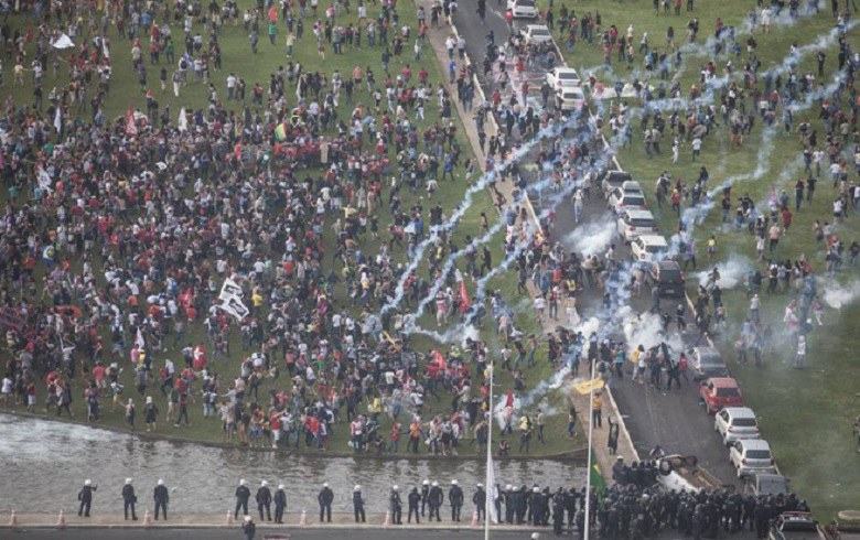 PM reprime manifestação com bombas de gás lacrimogêneo. Foto: Rreprodução/ninja