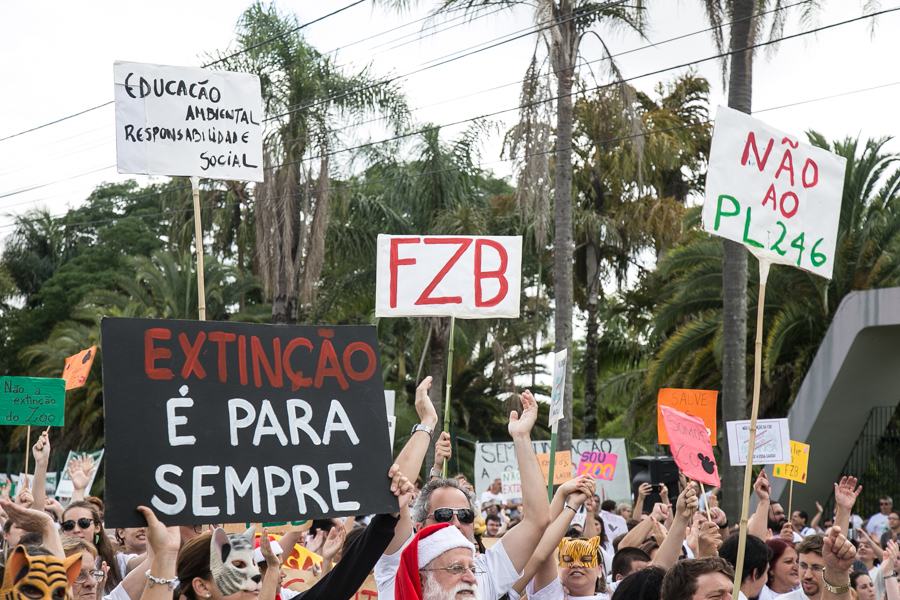 Desde o anúncio da extinção da FZB pelo governo Sartori, servidores têm realizado protestos contra o projeto| Foto: Maia Rubim/Sul21