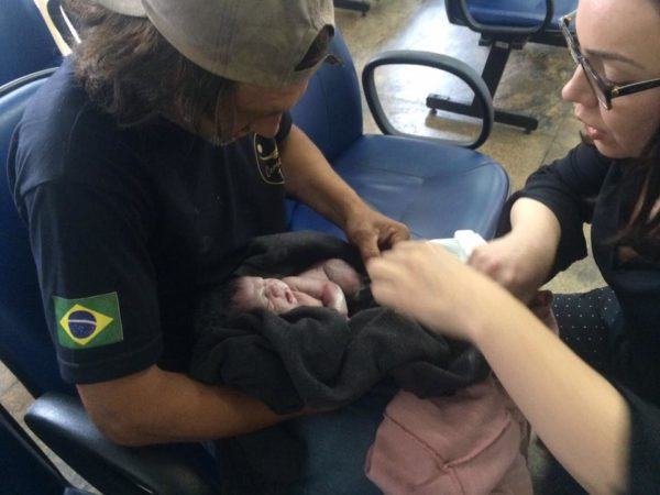 Patrícia com o bebê Elias e o companheiro da mãe da criança, minutos depois do parto | Foto: Reprodução/Facebook