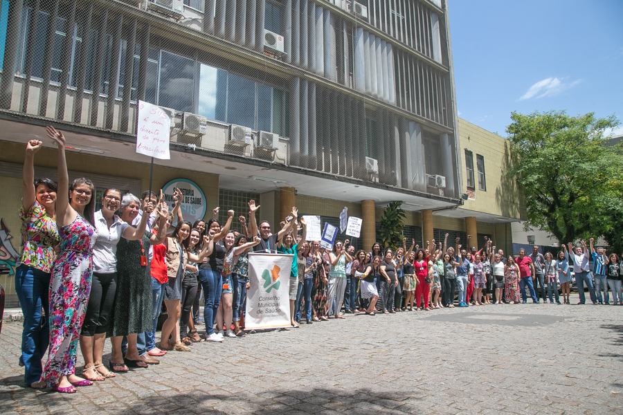 Servidores realizaram um ato em frente à Secretaria Municipal da Saúde de Porto Alegre contra o corte de 136 milhões no orçamento do SUS para a Capital. (Foto: Guilherme Santos/Sul21)