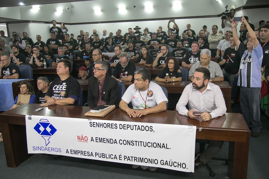 Eletricitários e representantes d entidades lotaram plenarinho em audiência pública para defender manutenção da CEEE |Foto: Guilherme Santos/Sul21