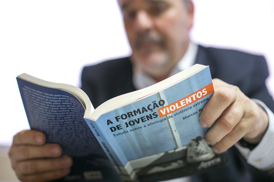 Tese de Doutorado em Sociologia na UFRGS virou livro, onde Rolim investiga a formação de jovens violentos. (Foto: Guilherme Santos/Sul21)