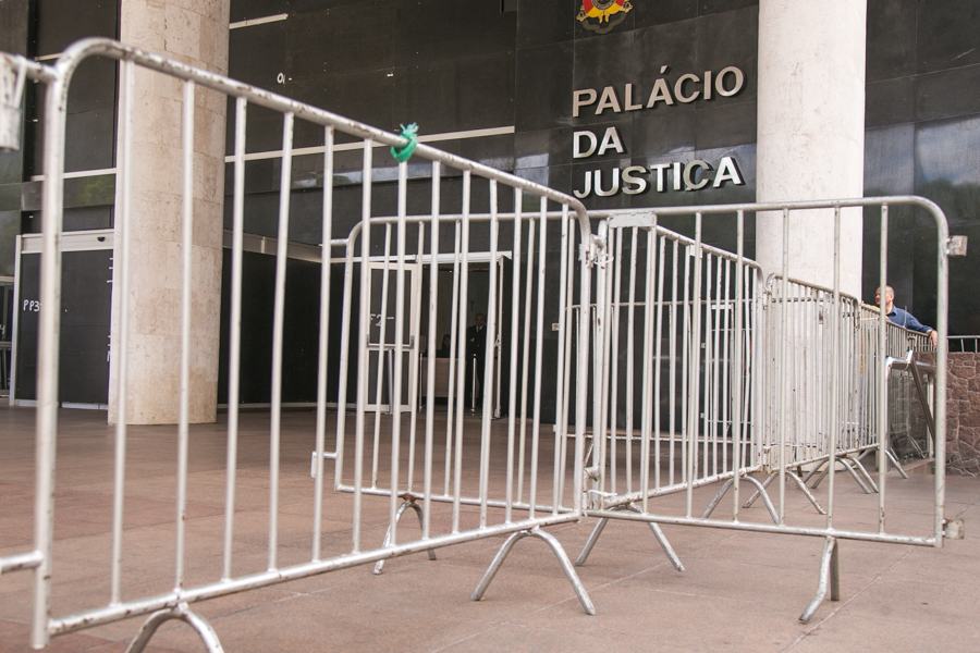 14/12/2016 - PORTO ALEGRE, RS - Assembleia Legislativa e Palácio da Polícia cercada por gradis, acesso restrito. Foto: Guilherme Santos/Sul21