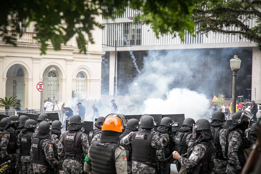 Início da votação do pacote do governo Sartori na Assembleia foi marcado por repressão, confrontos e bombas de gás contra os servidores. (Foto: Guilherme Santos/Sul21)