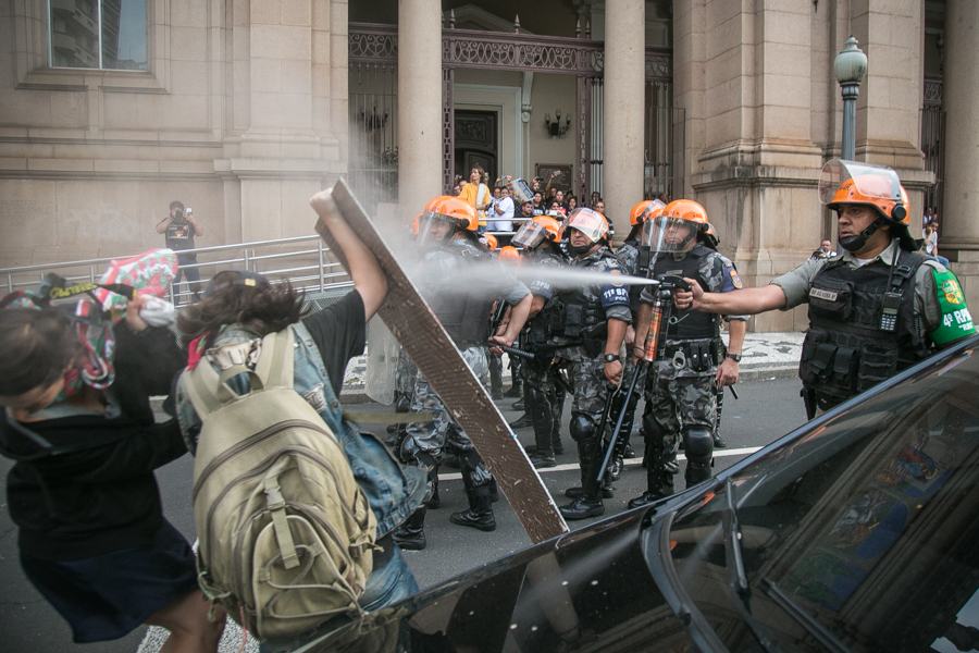 Na frente da Catedral, choque da Brigada jogou spray de pimenta em manifestantes e promoveu uma carga de cavalaria pela Duque de Caxias. (Foto: Guilherme Santos/Sul21)