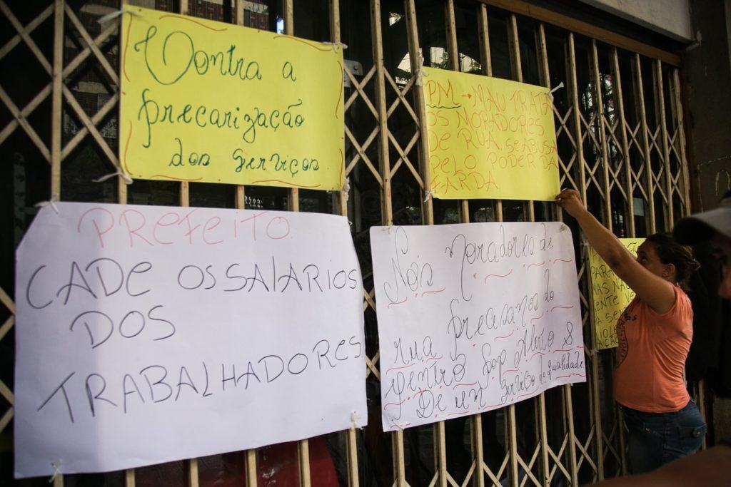 Moradores de rua apresentaram em cartazes alguns dos principais problemas que vêm enfrentando. (Foto: Guilherme Santos/Sul21)