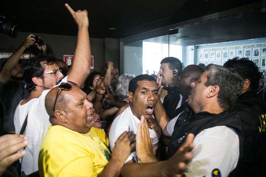 Muitos manifestantes não conseguiram entrar no Plenário Otavio Rocha que teve o acesso controlado por homens da Guarda Municipal e de uma empresa privada de segurança. (Foto: Maia Rubim/Sul21)