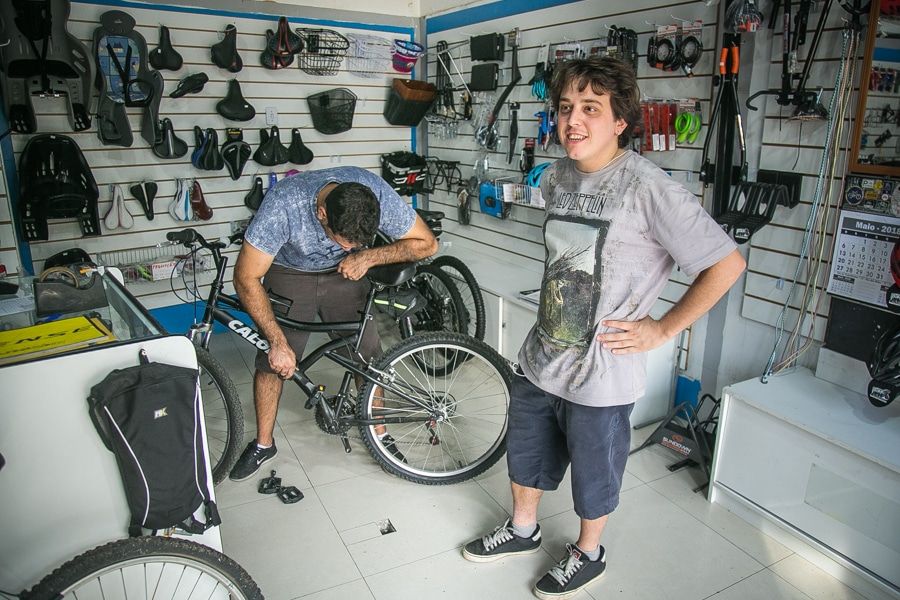 O ciclista Thomas Moreira diz que foi perceptível o aumento de usuários de bicicletas nas ruas de Porto Alegre durante a crise de abastecimento de combustível | Foto: Guilherme Santos/Sul21