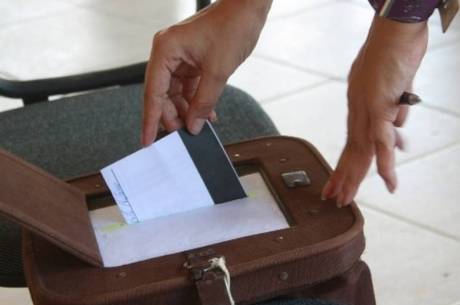 Mais de 10,6 mil brasileiros vão votar em cédula de papel no ...