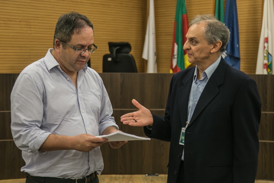 José Renato Barcelos entrega a representação ao procurador Nilo Camargo | Foto: Giulia Cassol/Sul21