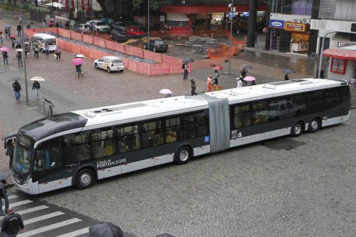 Modelo de ônibus BRT chegou a ser apresentado, em 2013, no centro da cidade. Foto: Ricardo Giusti / PMPA,Divulgação